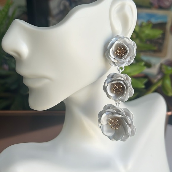 White Flower Dangle Earrings 🪷 - Picture 2 of 4